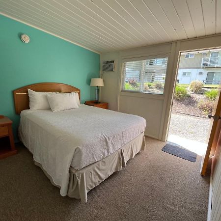 Holiday Beach Resort Motel Okanagan Falls Exterior foto