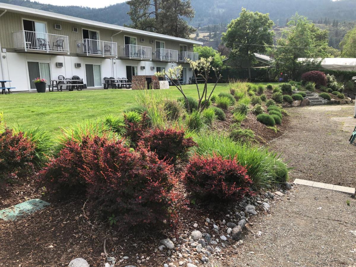 Holiday Beach Resort Motel Okanagan Falls Exterior foto