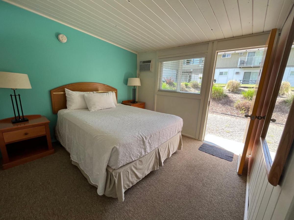 Holiday Beach Resort Motel Okanagan Falls Exterior foto