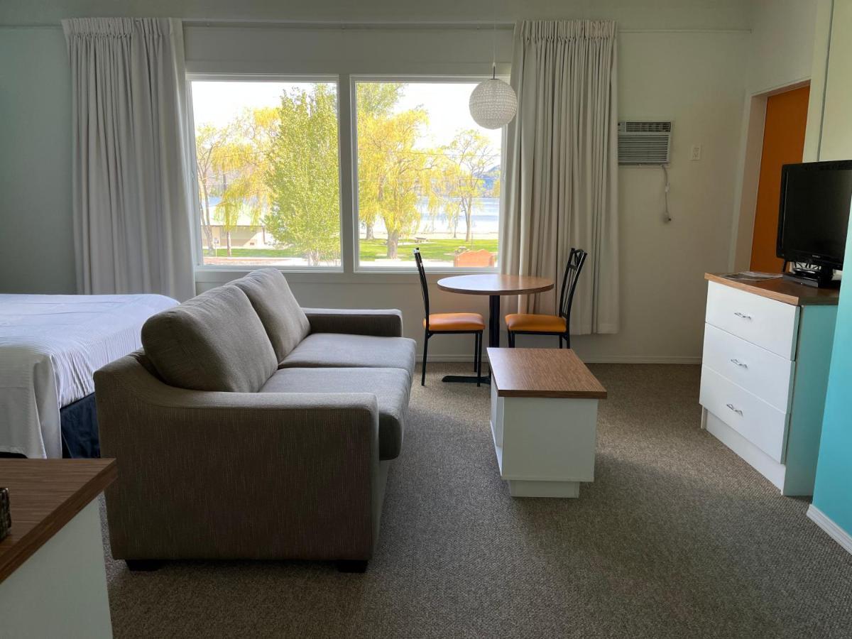 Holiday Beach Resort Motel Okanagan Falls Exterior foto