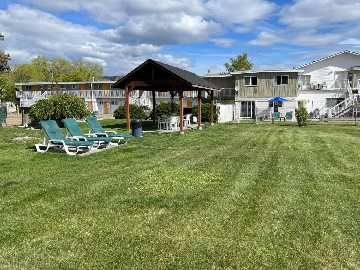 Holiday Beach Resort Motel Okanagan Falls Exterior foto