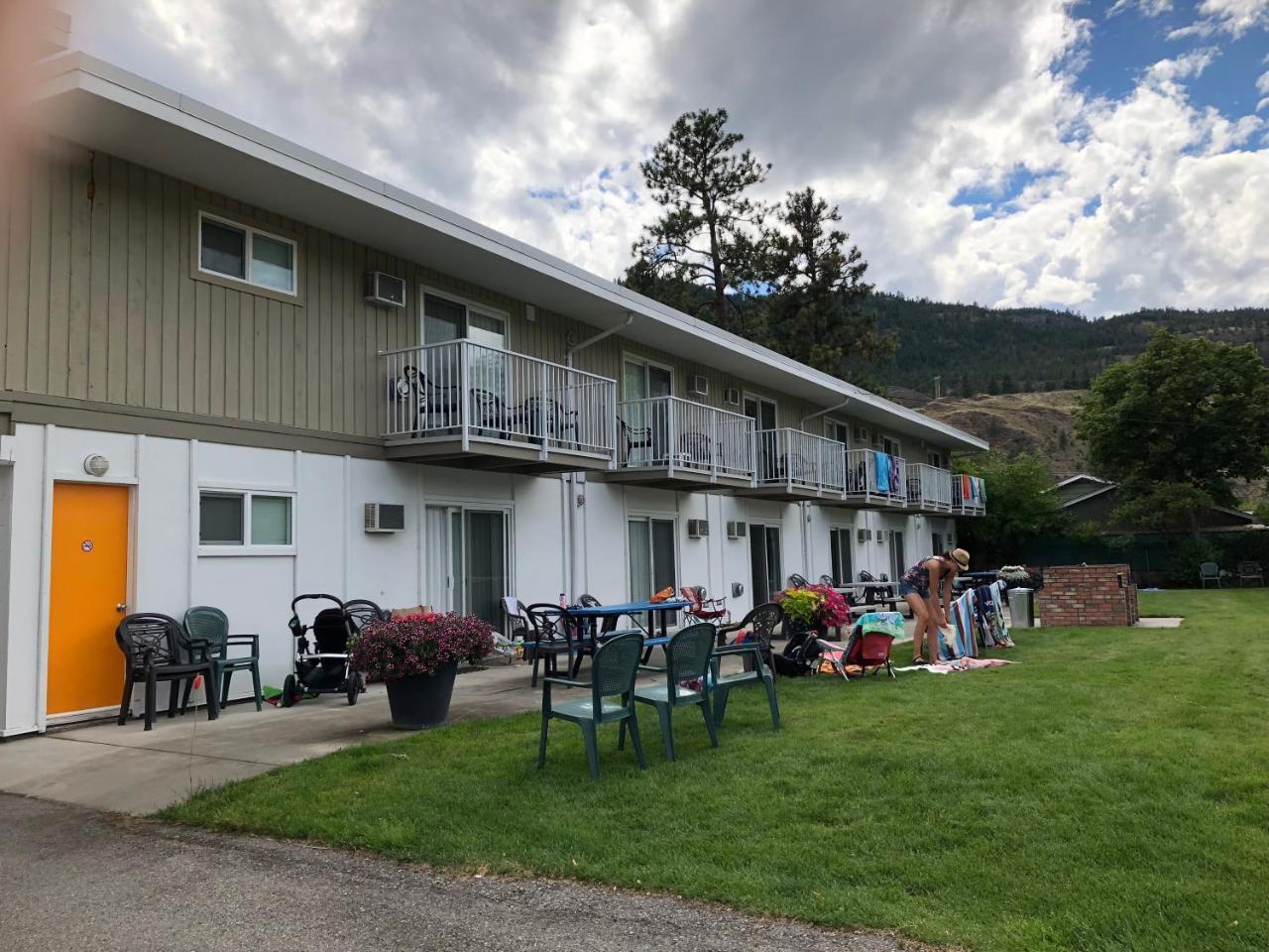 Holiday Beach Resort Motel Okanagan Falls Exterior foto