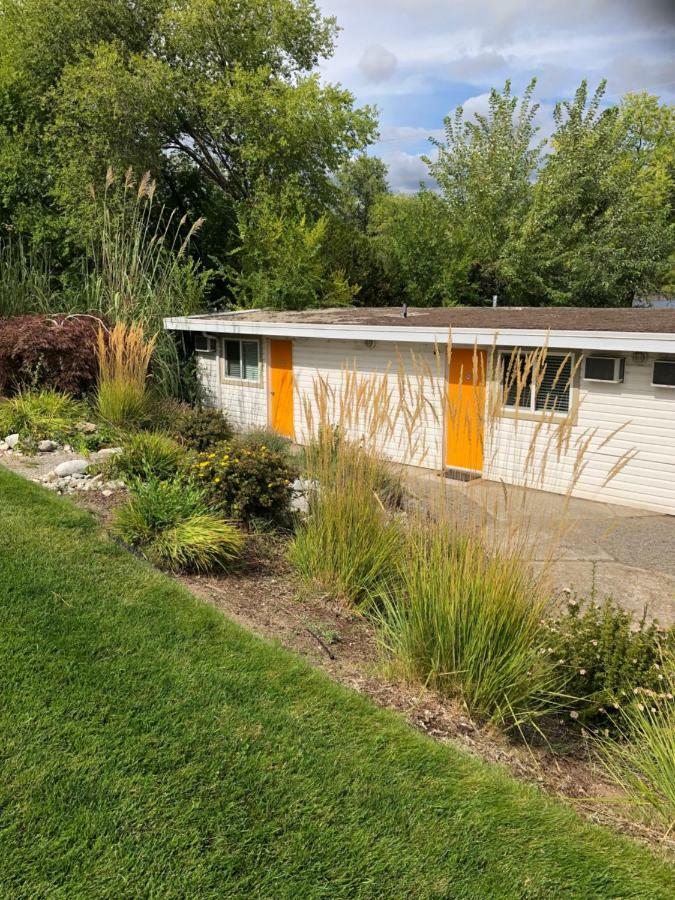 Holiday Beach Resort Motel Okanagan Falls Exterior foto