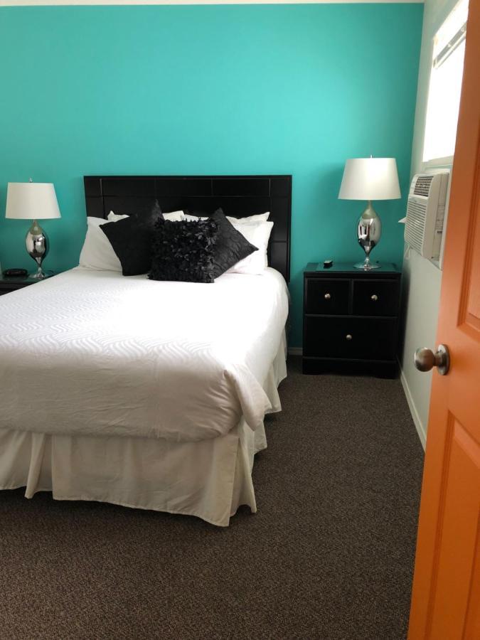 Holiday Beach Resort Motel Okanagan Falls Exterior foto