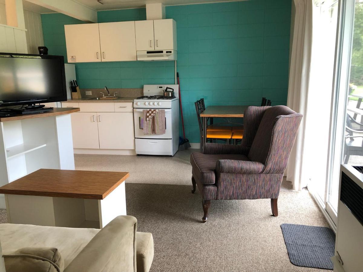 Holiday Beach Resort Motel Okanagan Falls Exterior foto