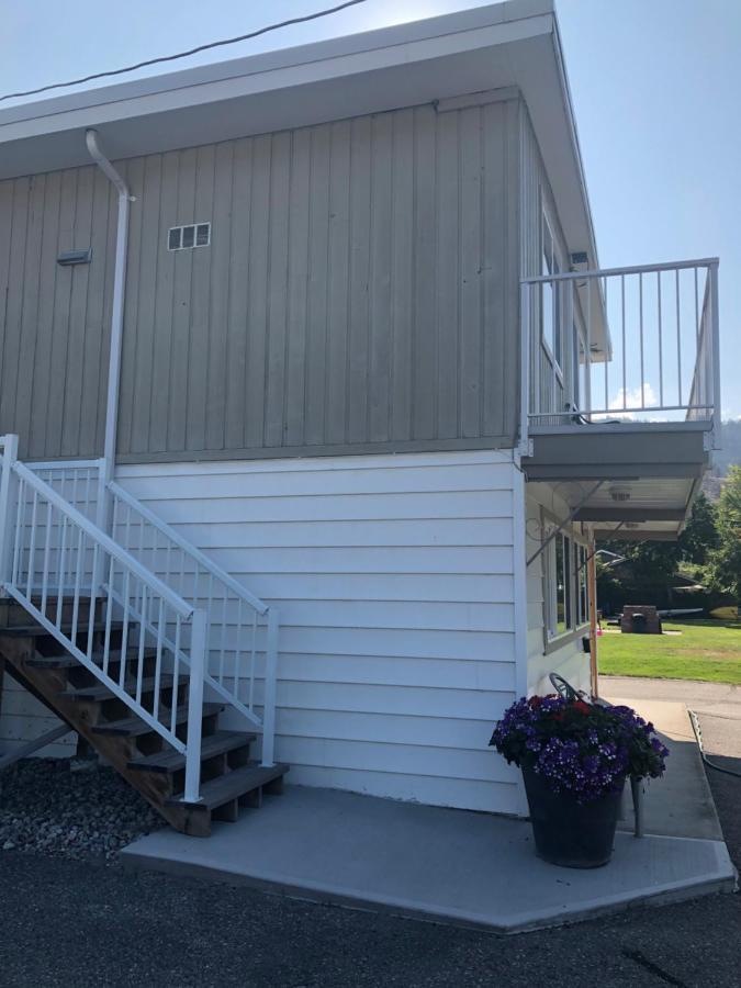 Holiday Beach Resort Motel Okanagan Falls Exterior foto