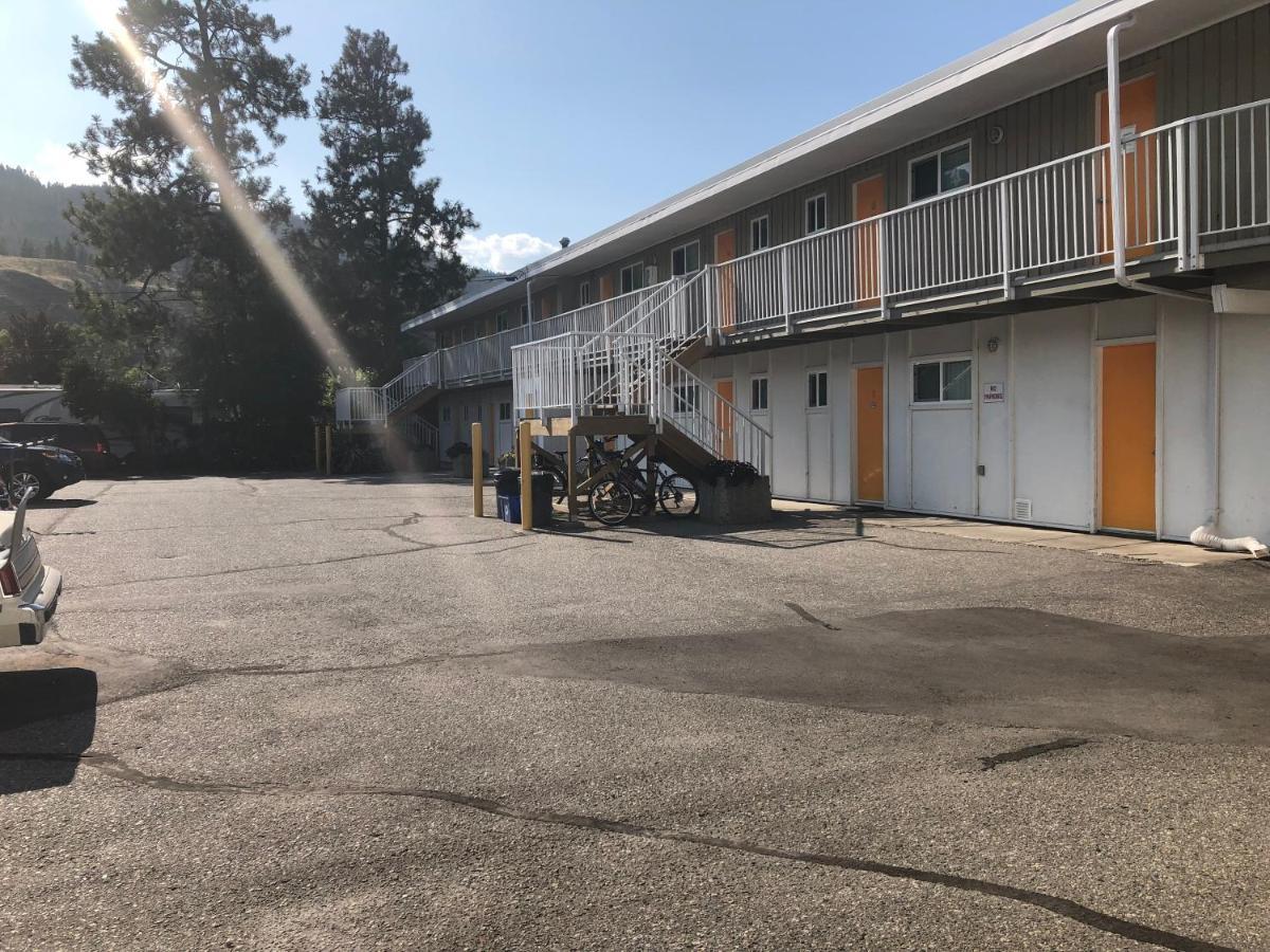 Holiday Beach Resort Motel Okanagan Falls Exterior foto